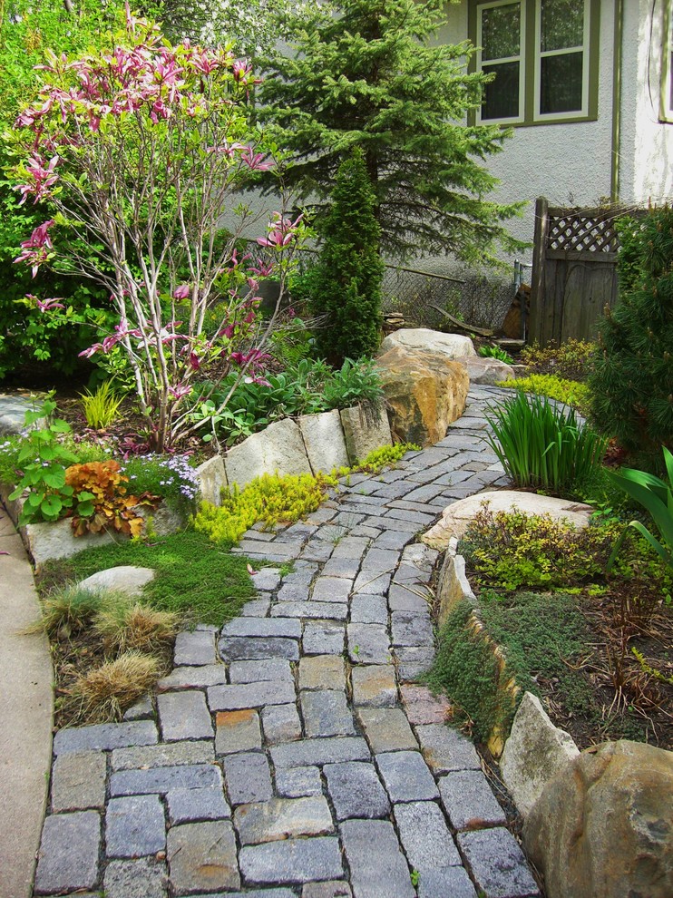 На фото: солнечный участок и сад на переднем дворе в классическом стиле с садовой дорожкой или калиткой, хорошей освещенностью и покрытием из каменной брусчатки
