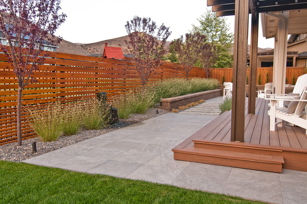 Пример оригинального дизайна: участок и сад на заднем дворе в стиле модернизм с настилом