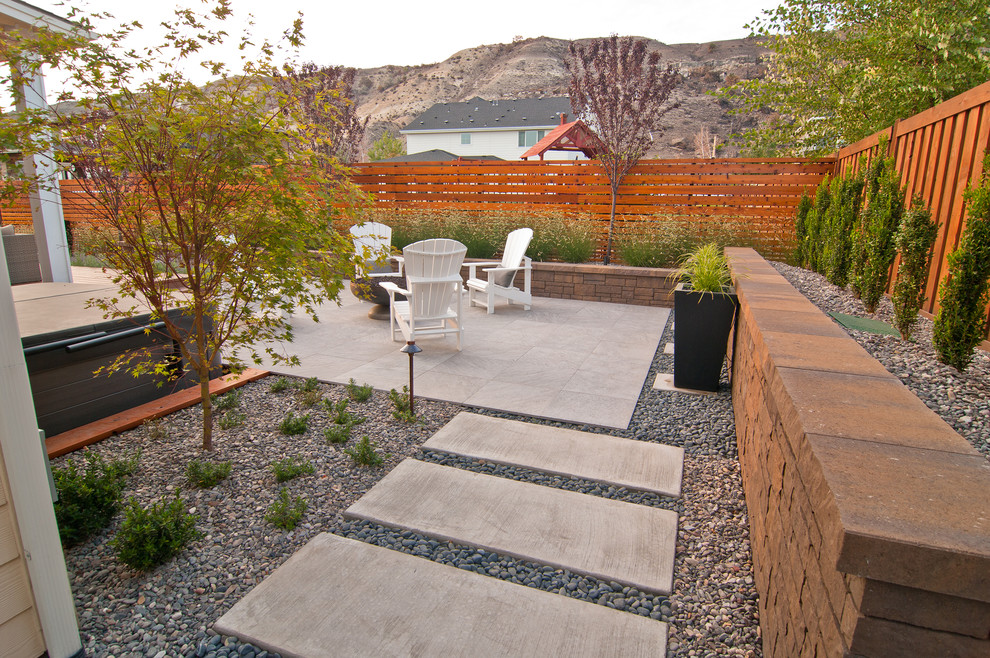Ispirazione per un giardino xeriscape minimalista dietro casa con pavimentazioni in cemento