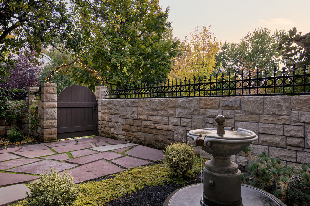 Idee per un giardino formale vittoriano esposto in pieno sole di medie dimensioni e in cortile in estate con fontane e pavimentazioni in pietra naturale
