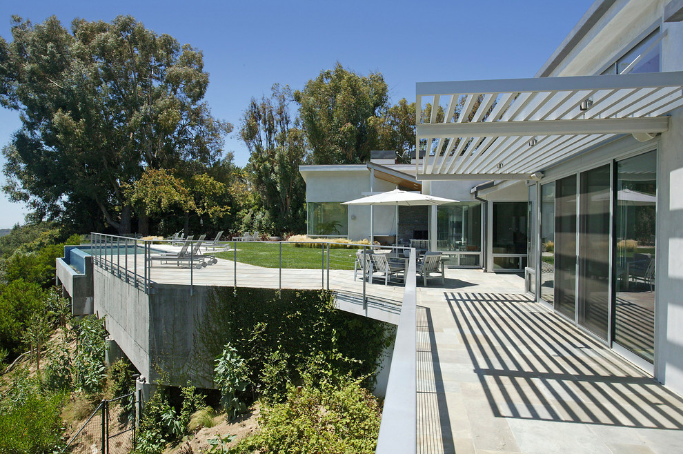 Photo of a contemporary garden in Los Angeles with a retaining wall.