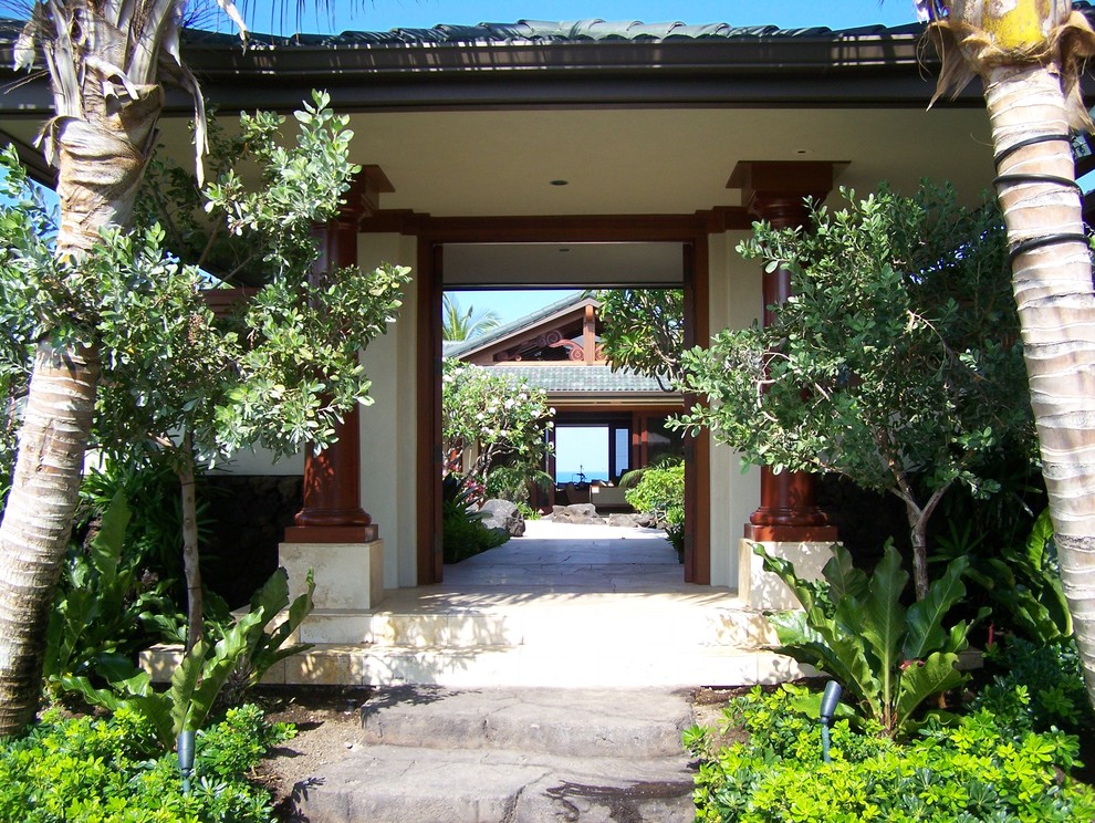 Mittelgroßer, Halbschattiger Garten im Innenhof mit Natursteinplatten in Hawaii