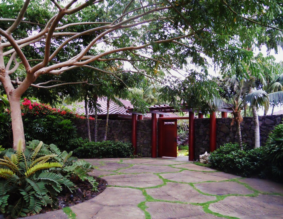Ispirazione per un vialetto d'ingresso tropicale in ombra di medie dimensioni e davanti casa con pavimentazioni in pietra naturale