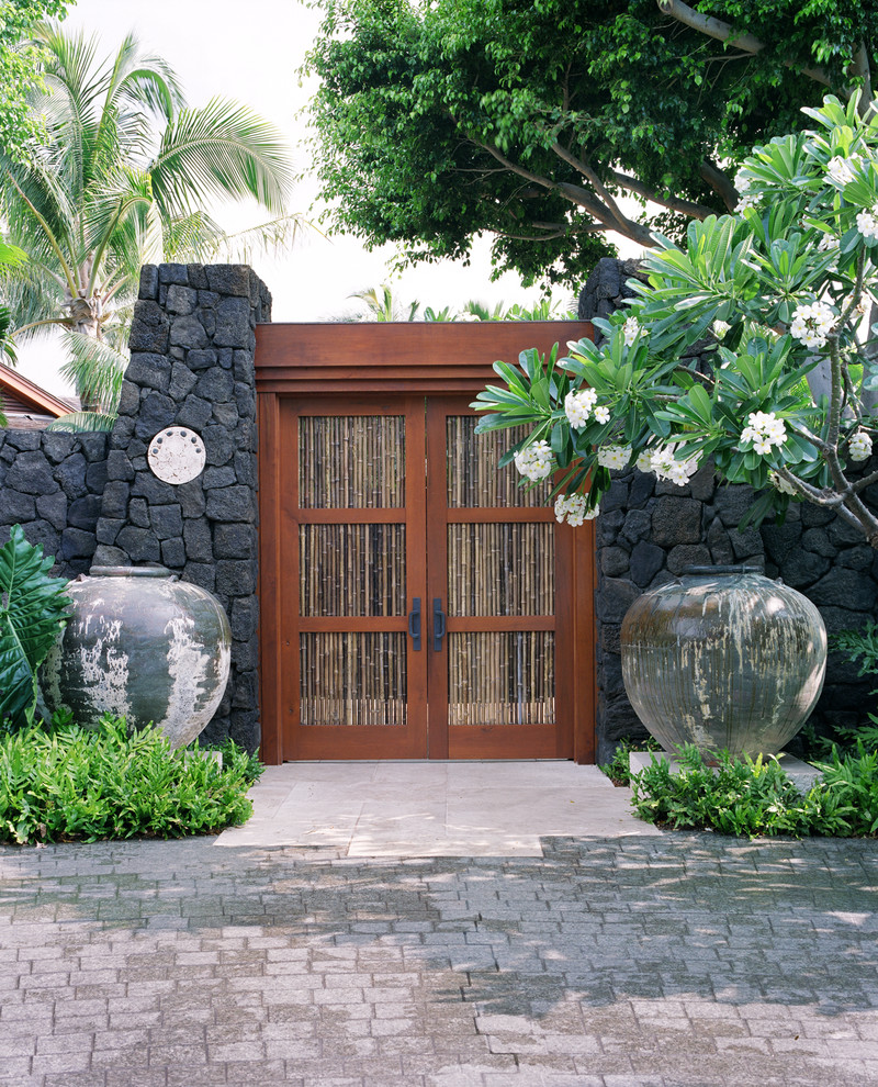 Immagine di un giardino tropicale con un ingresso o sentiero