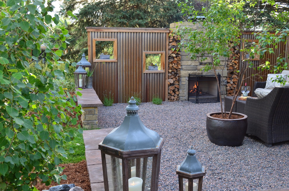 Ispirazione per un piccolo giardino xeriscape design esposto in pieno sole dietro casa con ghiaia e un caminetto