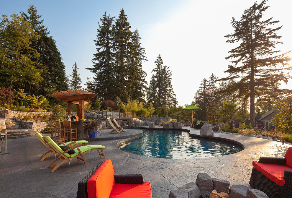 Идея дизайна: огромный солнечный, летний регулярный сад на склоне в стиле модернизм с хорошей освещенностью и покрытием из каменной брусчатки