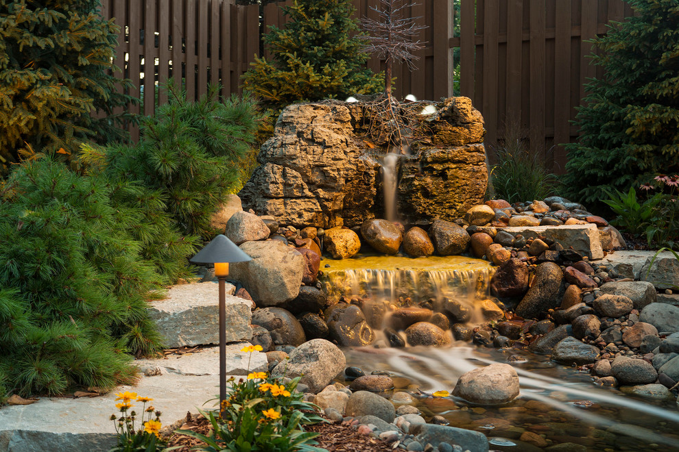 Geometrischer, Großer, Halbschattiger Moderner Garten hinter dem Haus mit Natursteinplatten und Wasserspiel in Minneapolis