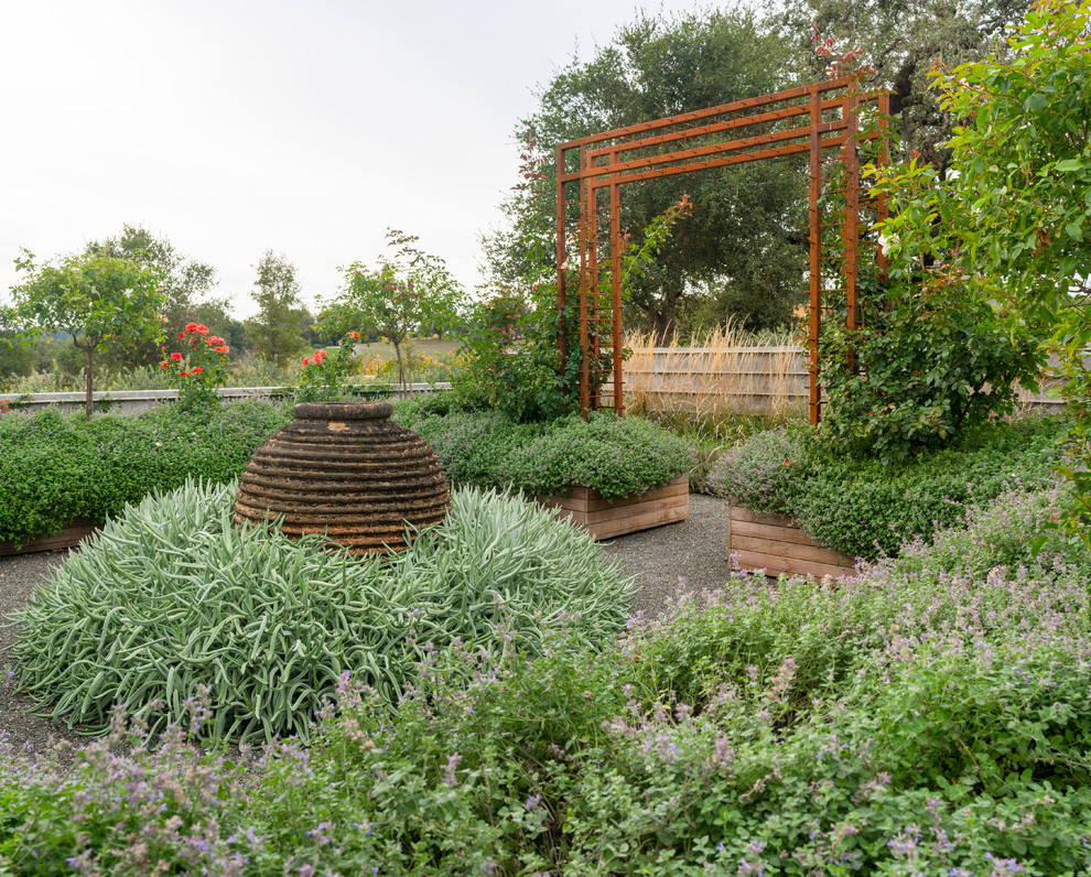 Идея дизайна: участок и сад на заднем дворе в стиле фьюжн