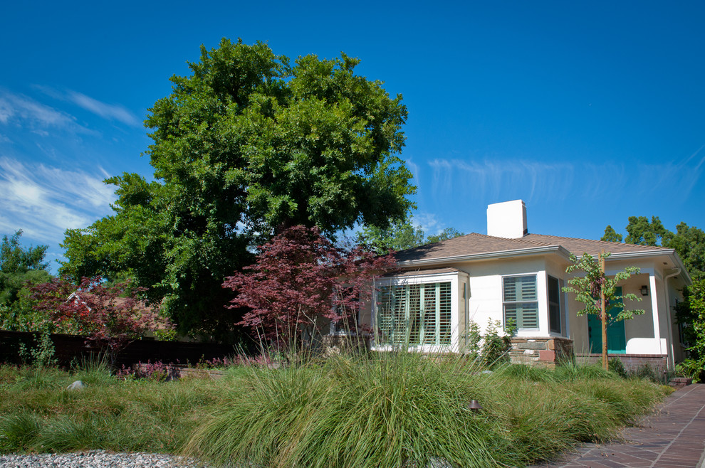 Immagine di un giardino xeriscape eclettico esposto in pieno sole di medie dimensioni e davanti casa in autunno con un ingresso o sentiero e pavimentazioni in pietra naturale