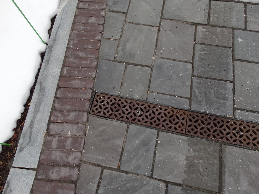 Idee per un vialetto d'ingresso chic davanti casa in inverno con un ingresso o sentiero e pavimentazioni in cemento