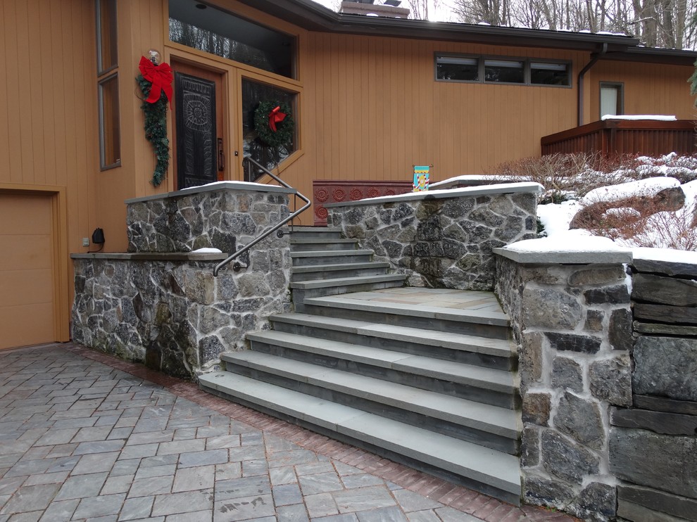 Ispirazione per un vialetto d'ingresso chic davanti casa in inverno con un ingresso o sentiero e pavimentazioni in cemento