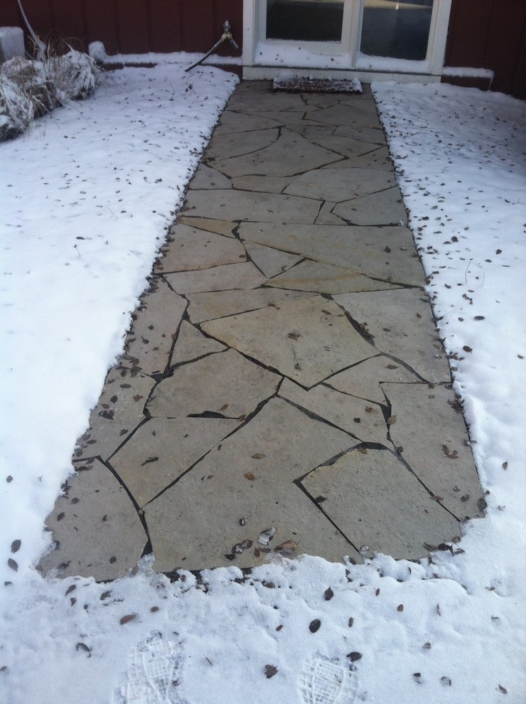 Foto di un piccolo vialetto d'ingresso country esposto a mezz'ombra in cortile in inverno con pavimentazioni in pietra naturale
