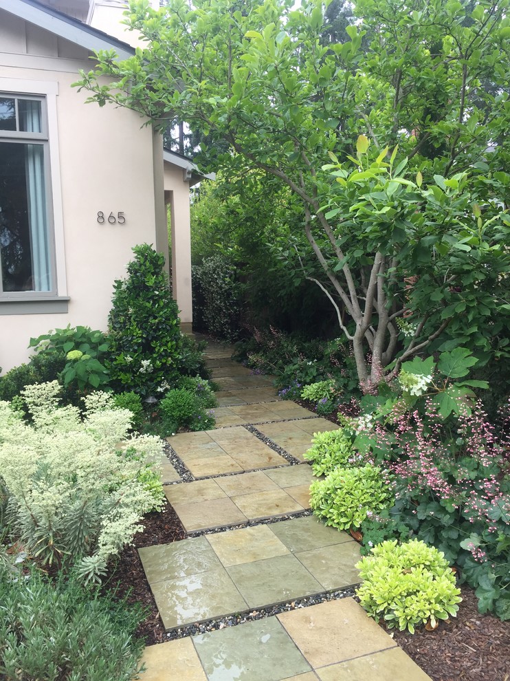 Foto di un grande giardino formale tradizionale esposto a mezz'ombra davanti casa con pavimentazioni in pietra naturale
