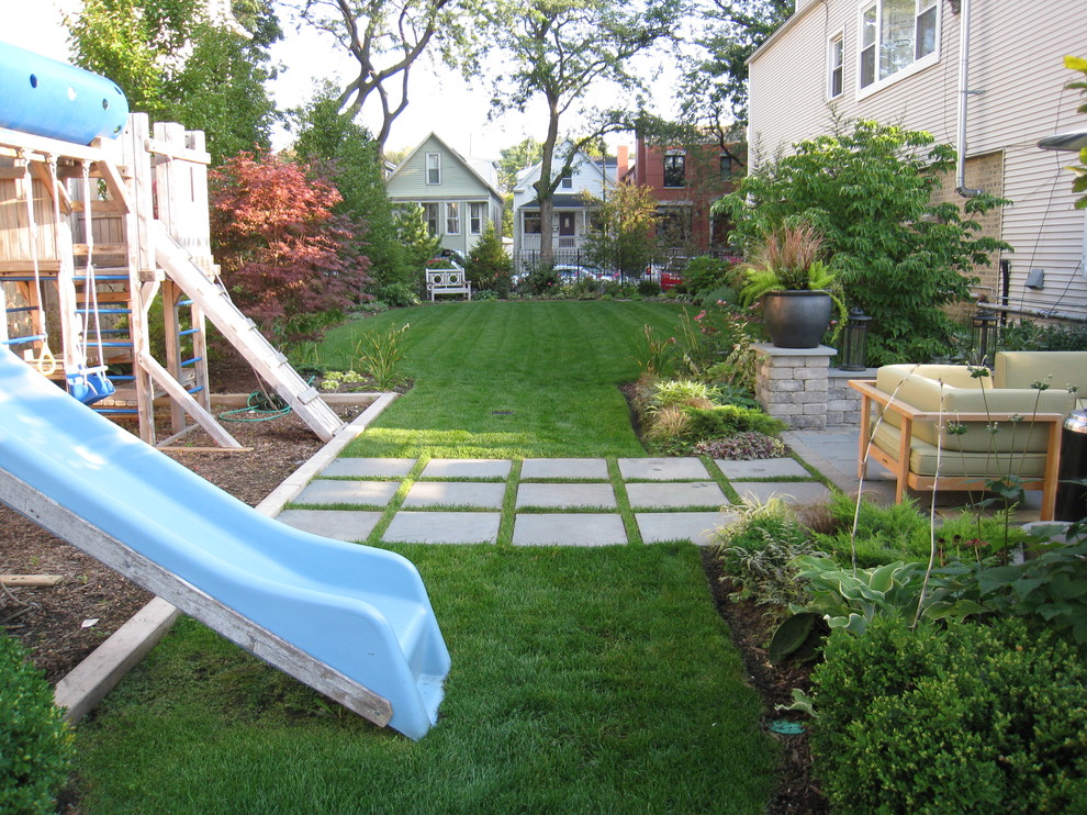 Photo of a traditional landscaping in Chicago.