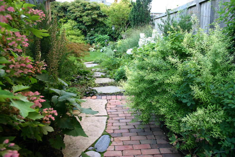 На фото: участок и сад на боковом дворе в классическом стиле с