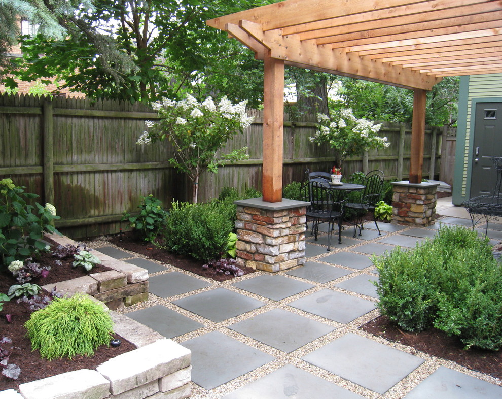 Photo of a contemporary landscaping in Chicago for summer.
