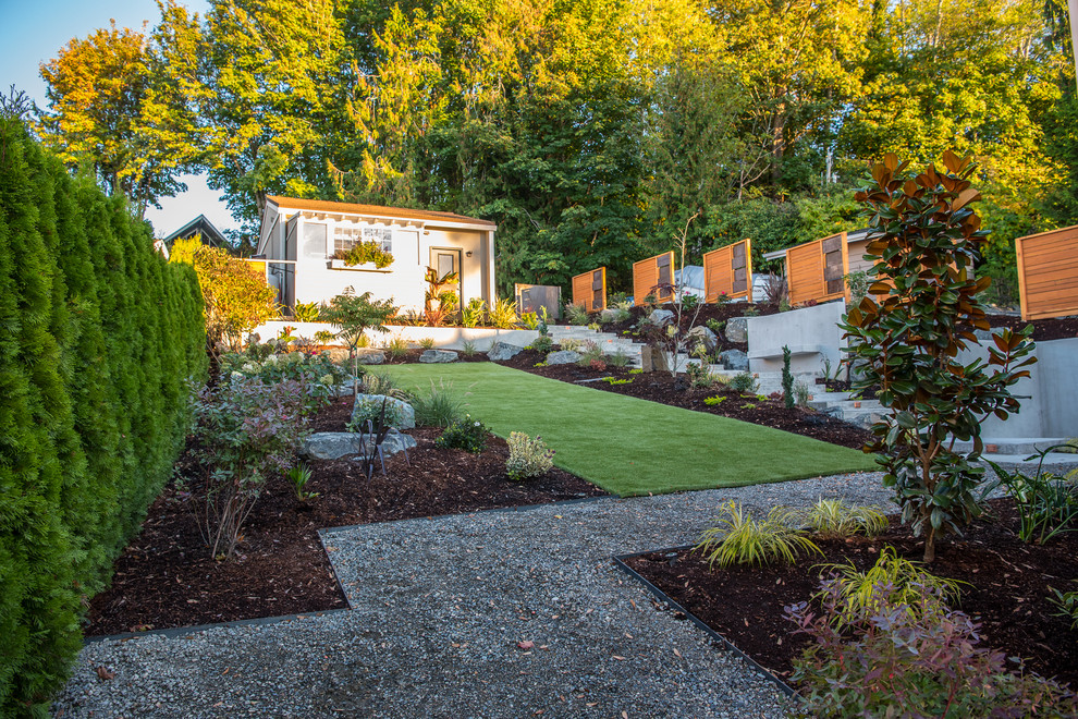 Idéer för en mellanstor modern formell trädgård framför huset, med marksten i betong
