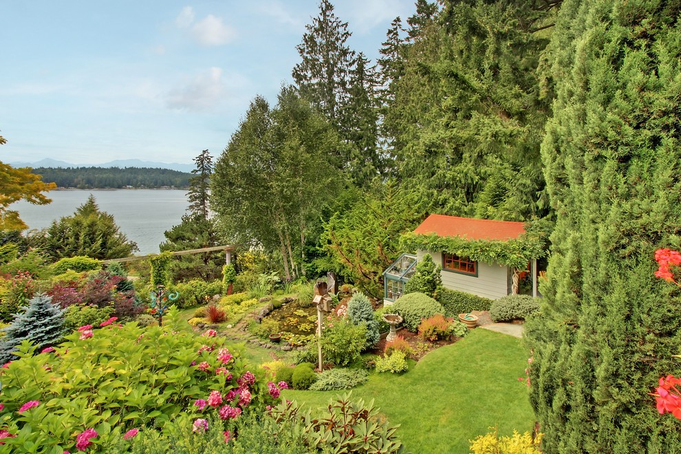 Inspiration for a large farmhouse landscaping in Seattle.