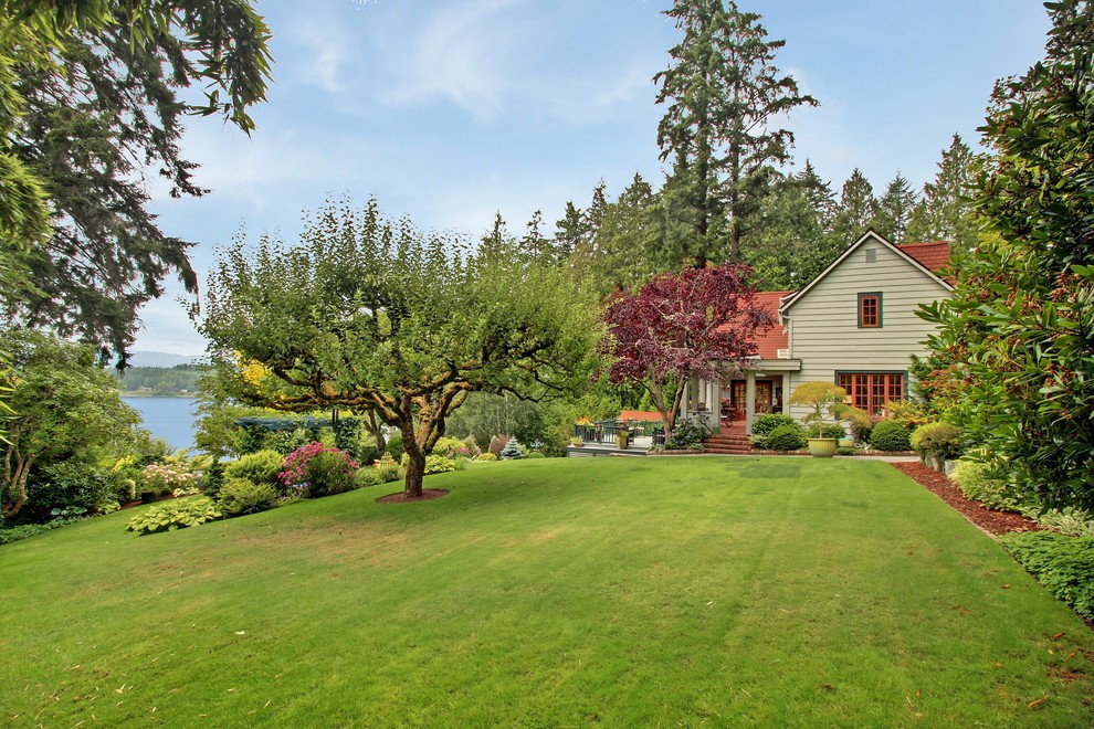 Design ideas for a large farmhouse landscaping in Seattle.
