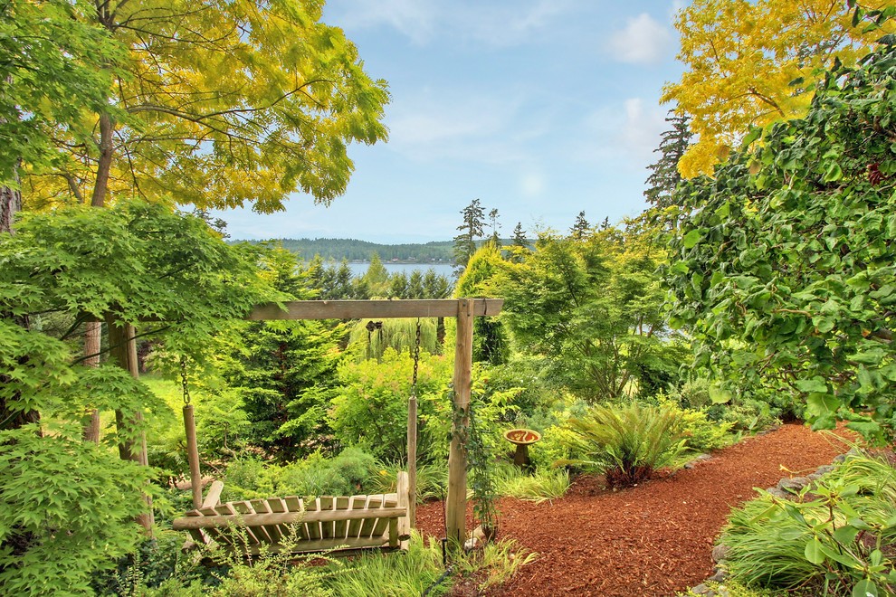 Photo of a large farmhouse full sun garden in Seattle with mulch.