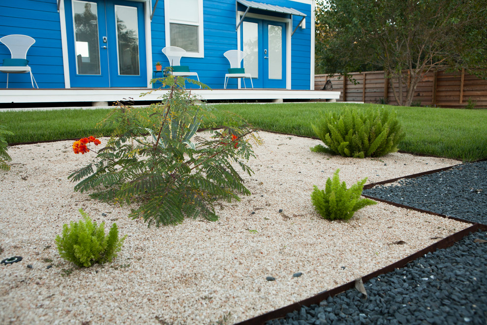 Пример оригинального дизайна: большой участок и сад на заднем дворе в современном стиле с покрытием из гравия