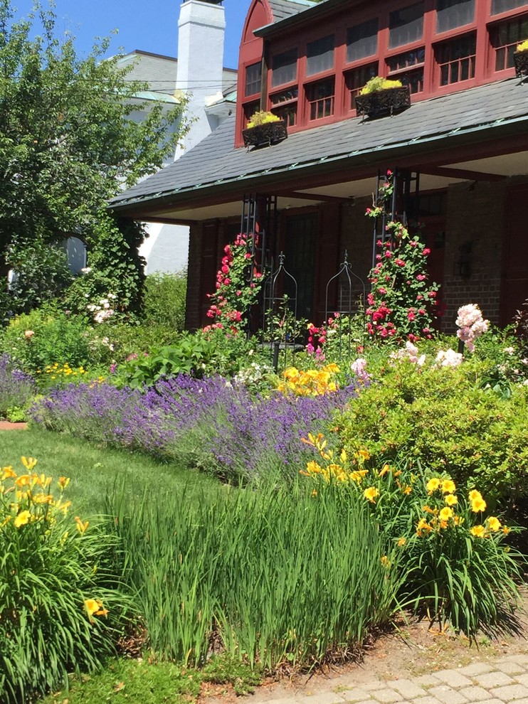 Geometrischer, Mittelgroßer, Halbschattiger Klassischer Garten im Frühling mit Natursteinplatten in Boston