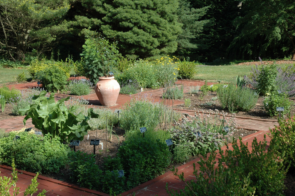 Inspiration för en stor vintage trädgård i delvis sol, med utekrukor och marksten i tegel
