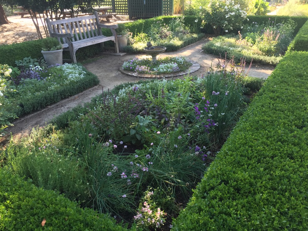 Idéer för små eklektiska trädgårdar i full sol på sommaren, med en köksträdgård och grus