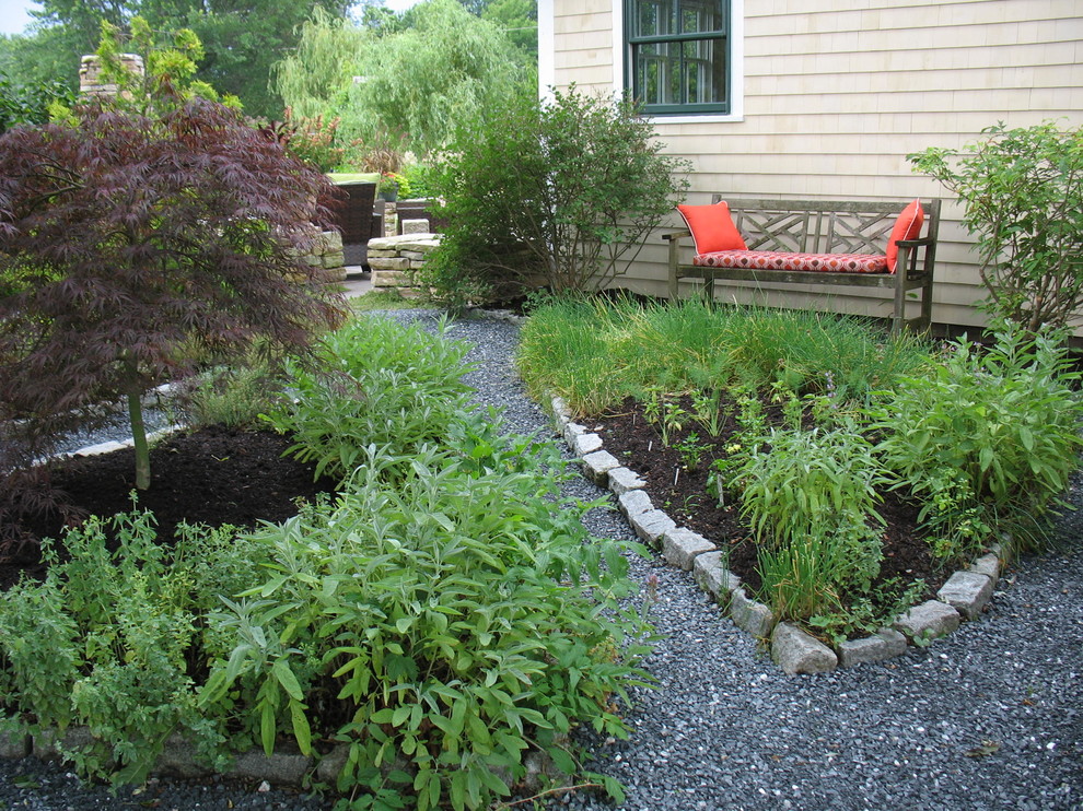 На фото: маленький солнечный, летний участок и сад на заднем дворе в классическом стиле с хорошей освещенностью и покрытием из гравия для на участке и в саду