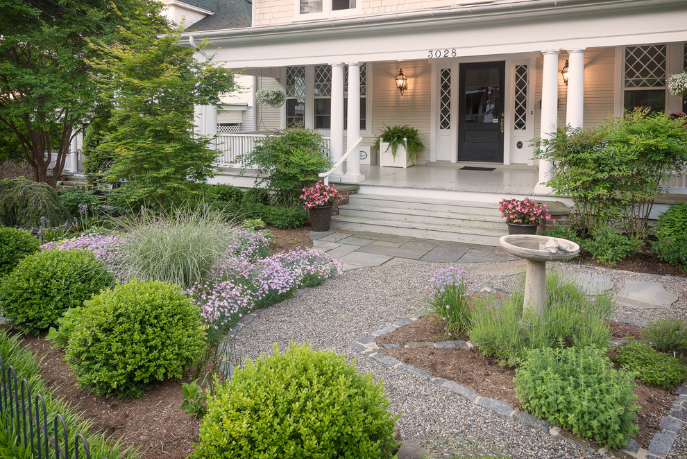 ワシントンD.C.にあるお手頃価格の中くらいな、春のコンテンポラリースタイルのおしゃれな庭 (砂利舗装、庭への小道、半日向) の写真