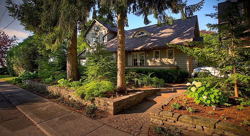 Esempio di un giardino tradizionale di medie dimensioni e davanti casa con pavimentazioni in pietra naturale
