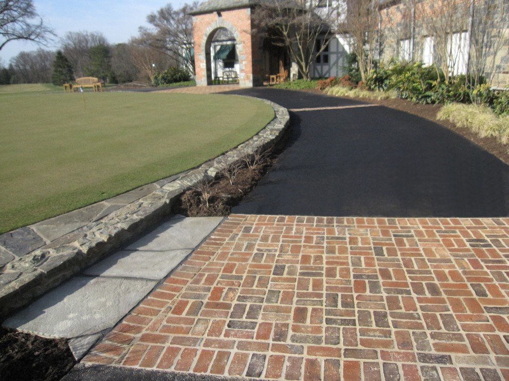 Herringbone Brick Apron on Driveway Klassisch Garten Washington