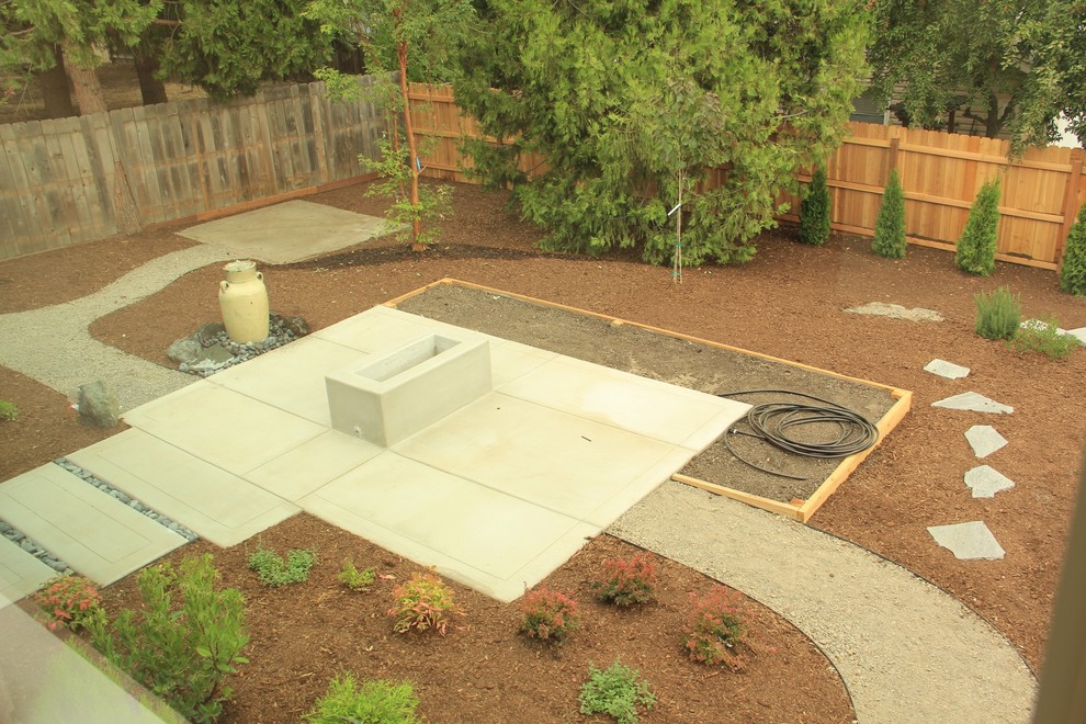 На фото: солнечный участок и сад среднего размера на заднем дворе в стиле кантри с хорошей освещенностью и мульчированием с