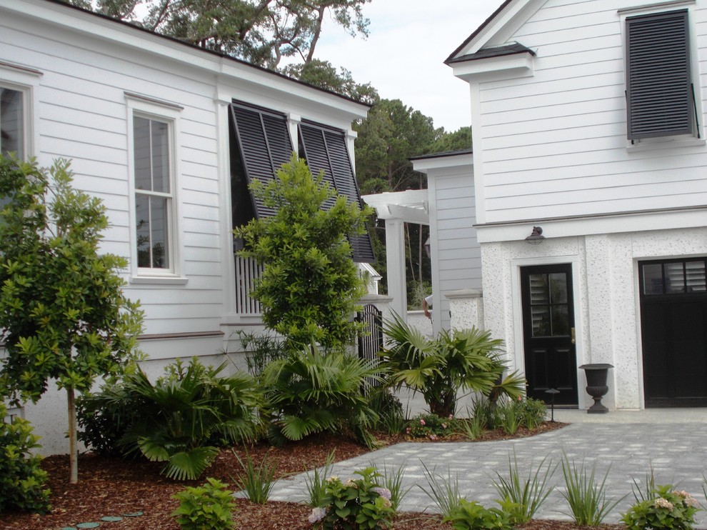 Photo of a contemporary landscaping in Charleston.