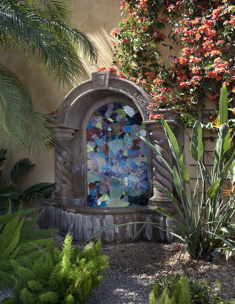 Inspiration for a mediterranean garden in Phoenix with a water feature.