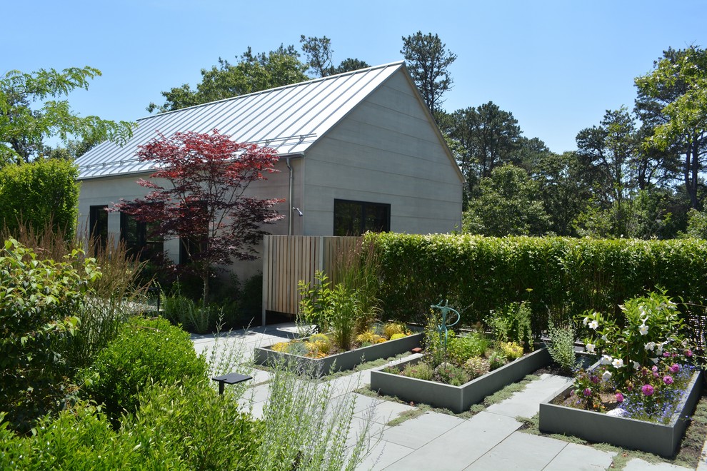 Свежая идея для дизайна: солнечный, летний регулярный сад среднего размера на заднем дворе в морском стиле с растениями в контейнерах, хорошей освещенностью и мощением тротуарной плиткой - отличное фото интерьера