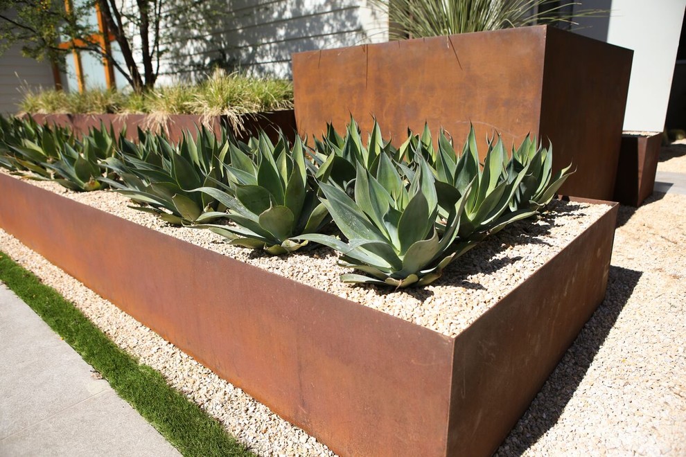 Пример оригинального дизайна: летний засухоустойчивый сад среднего размера на переднем дворе в современном стиле с полуденной тенью, мульчированием и растениями в контейнерах