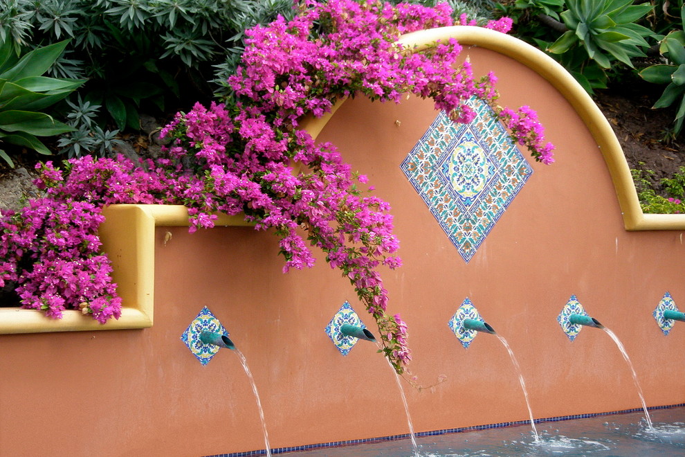 Mediterraner Garten mit Wasserspiel in Santa Barbara