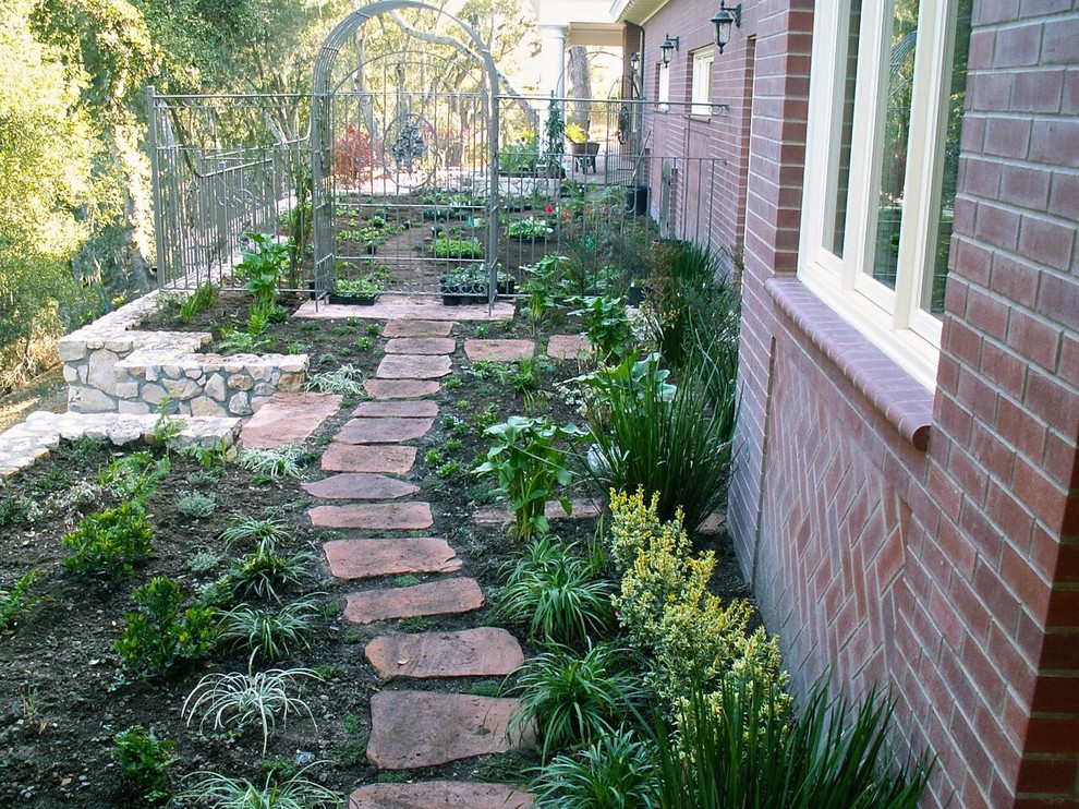Ispirazione per un ampio giardino formale rustico esposto in pieno sole dietro casa in primavera con un giardino in vaso e pacciame