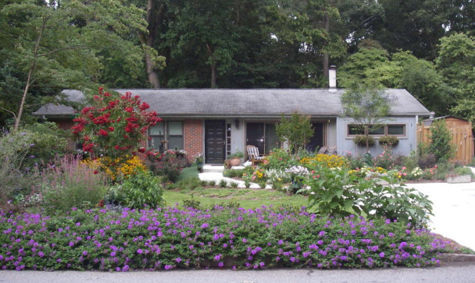 Foto di un giardino classico esposto in pieno sole di medie dimensioni e davanti casa in estate