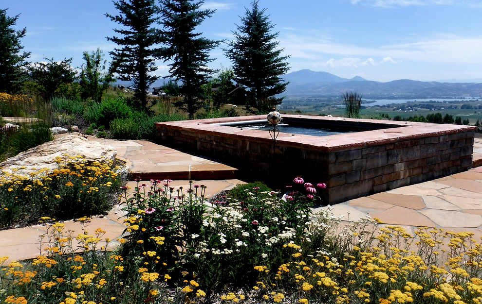 Mittelgroßer Klassischer Garten im Sommer, hinter dem Haus mit direkter Sonneneinstrahlung und Natursteinplatten in Salt Lake City