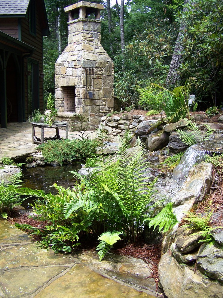 Halbschattiger Klassischer Gartenkamin im Sommer, hinter dem Haus mit Natursteinplatten in Sonstige