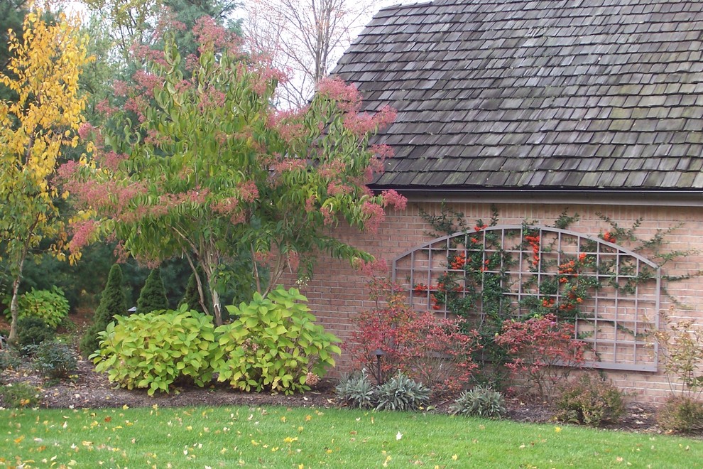 Idee per un grande giardino classico in ombra davanti casa in autunno