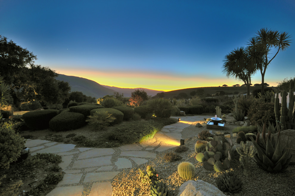 Geometrischer, Großer Mediterraner Garten hinter dem Haus mit direkter Sonneneinstrahlung, Natursteinplatten und Wüstengarten in Sonstige