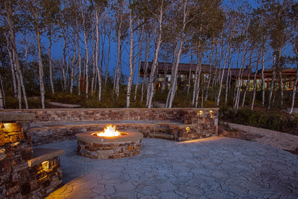 Großer Moderner Garten hinter dem Haus mit Feuerstelle und Natursteinplatten in Salt Lake City
