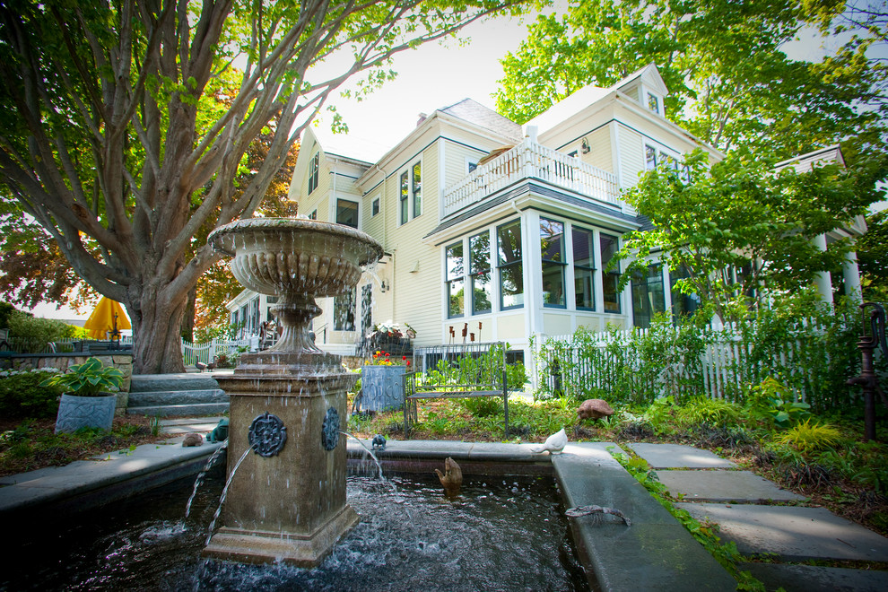 Schattiger, Großer Klassischer Garten neben dem Haus, im Sommer mit Natursteinplatten und Wasserspiel in Boston