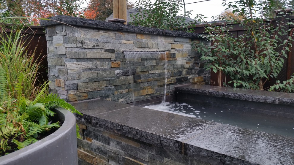 Halbschattiger Klassischer Gartenteich hinter dem Haus mit Natursteinplatten in Vancouver