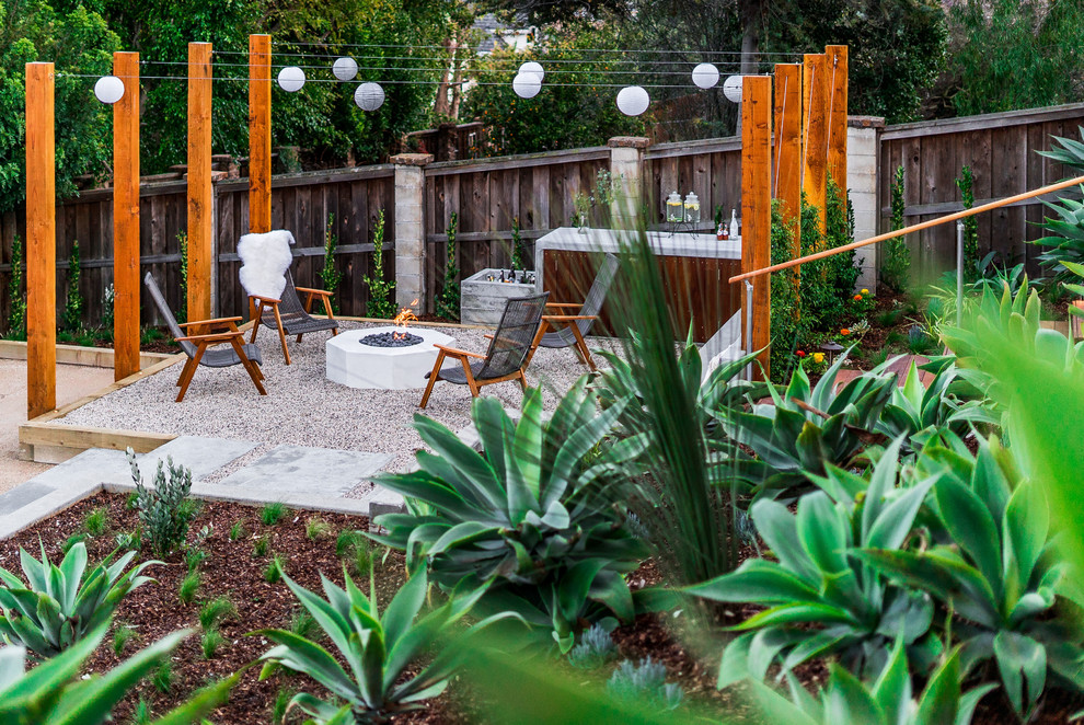Aménagement d'un grand jardin arrière contemporain avec une exposition ensoleillée et une terrasse en bois.