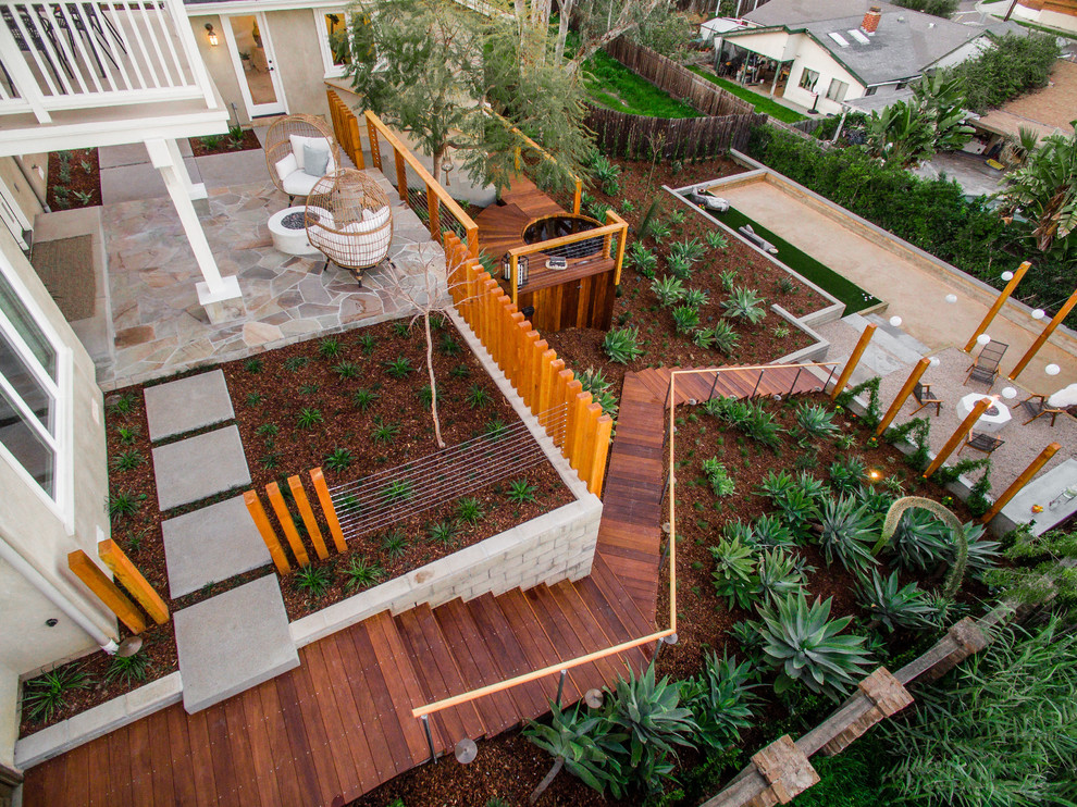 Idee per un grande giardino contemporaneo esposto in pieno sole dietro casa con pedane