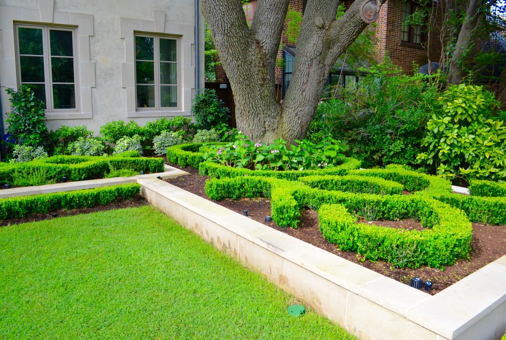 Geometrischer, Großer Klassischer Vorgarten mit direkter Sonneneinstrahlung und Mulch in Dallas